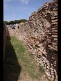 04437 ostia - regio i - insula xiv - terme del bagnino buticosus (i,xiv,8) - korridor - re von (i,xiv,4) - via del tempio di ercole - ostseite - 09-2023.jpg